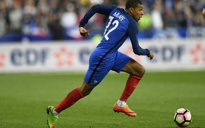 9博独家-C罗任意球绕过人墙入网